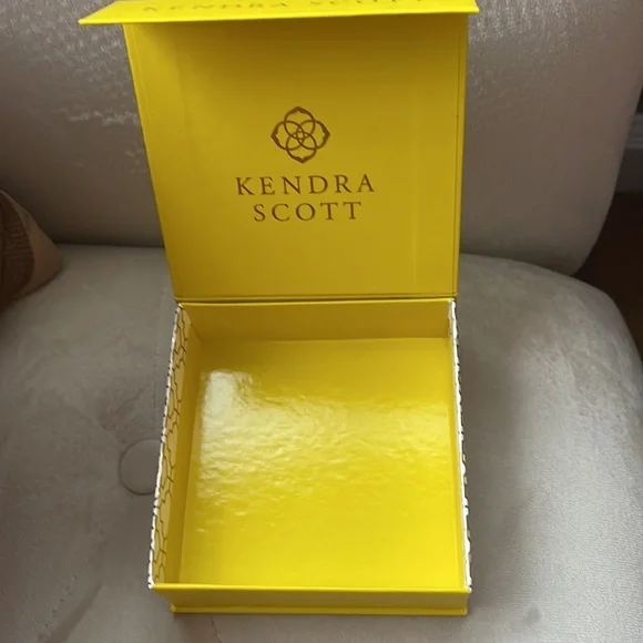Kendra Scott jewelry gift box - Picture 4 of 4